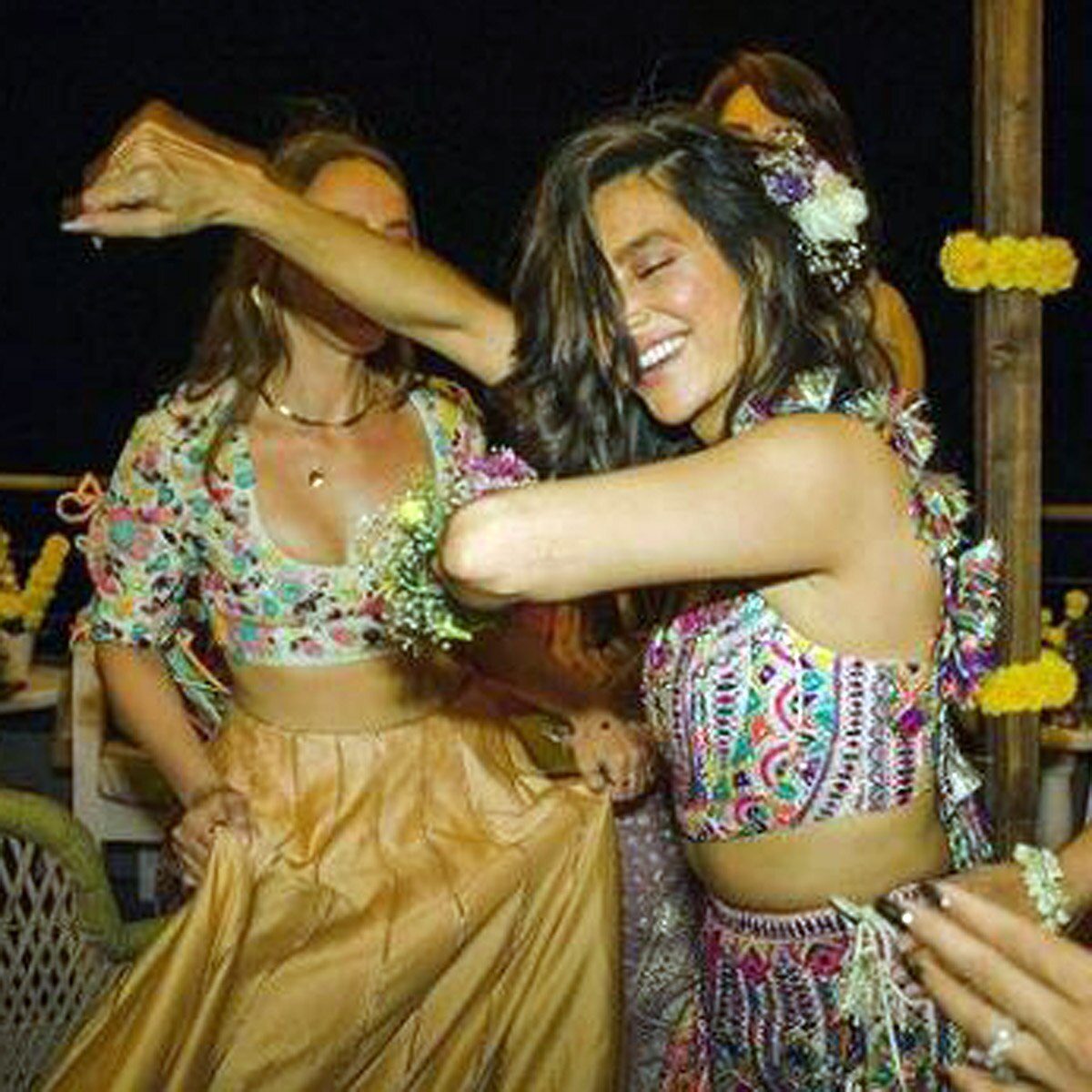 शिबानी दांडेकर मेहंदी फोटोज