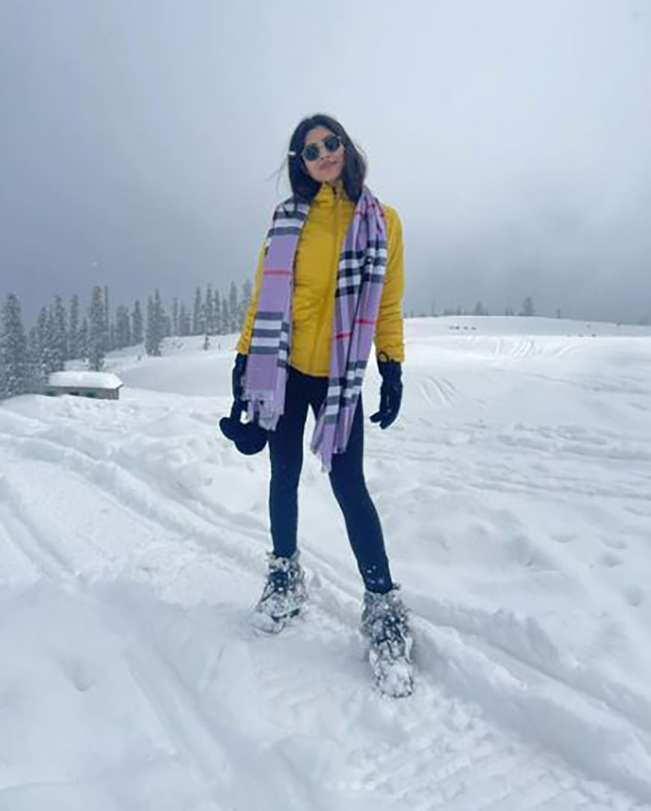 मौनी रॉय 