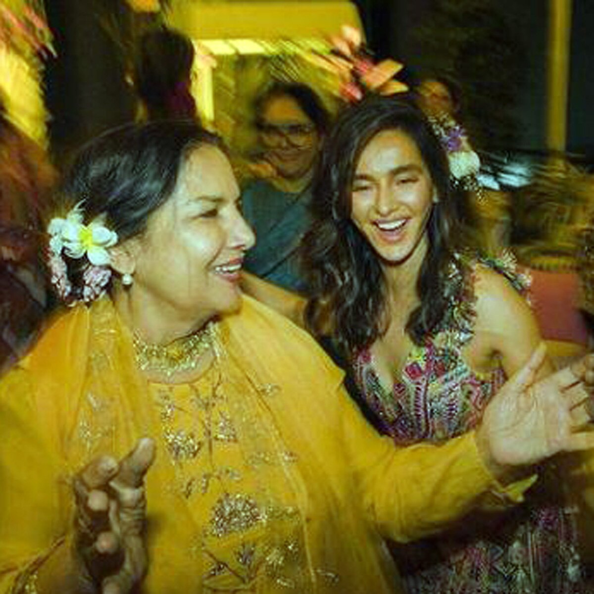 शिबानी दांडेकर मेहंदी फोटोज