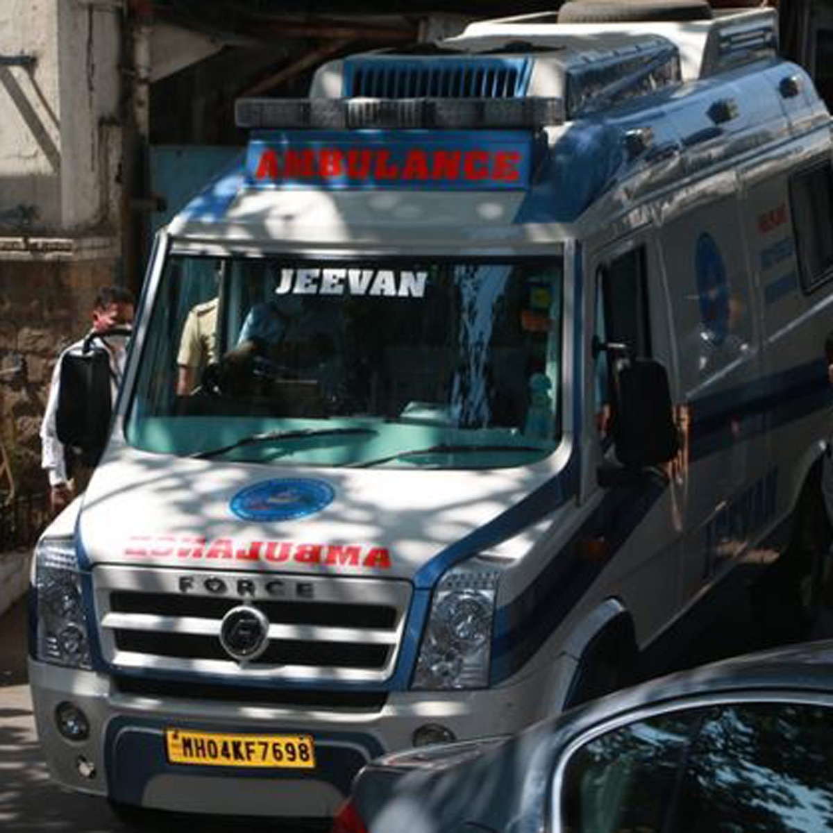 एम्बुलेंस में लता का पार्थिव शरीर