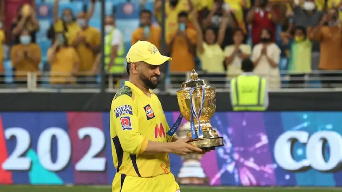 MS dhoni with IPL Trophy
