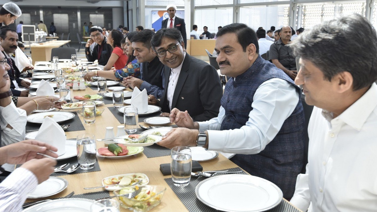 अंबानी से तुलना