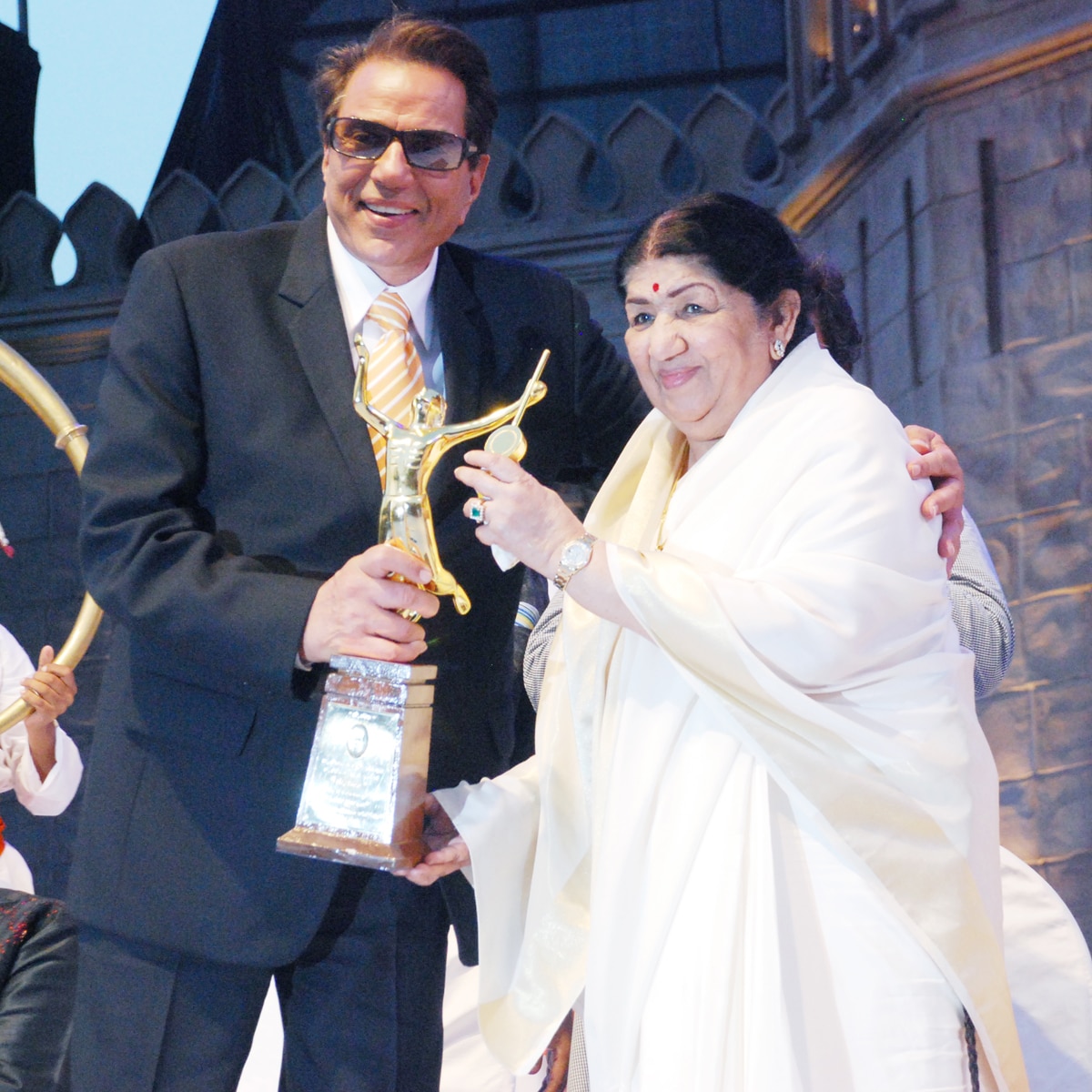 धर्मेन्द्र, लता मंगेशकर 