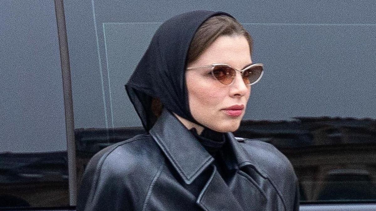 हिजाब पर बैन लगाने वाले फ्रांस पर बरसे यूजर्स, Julia Fox की तस्वीर पर हंगामा