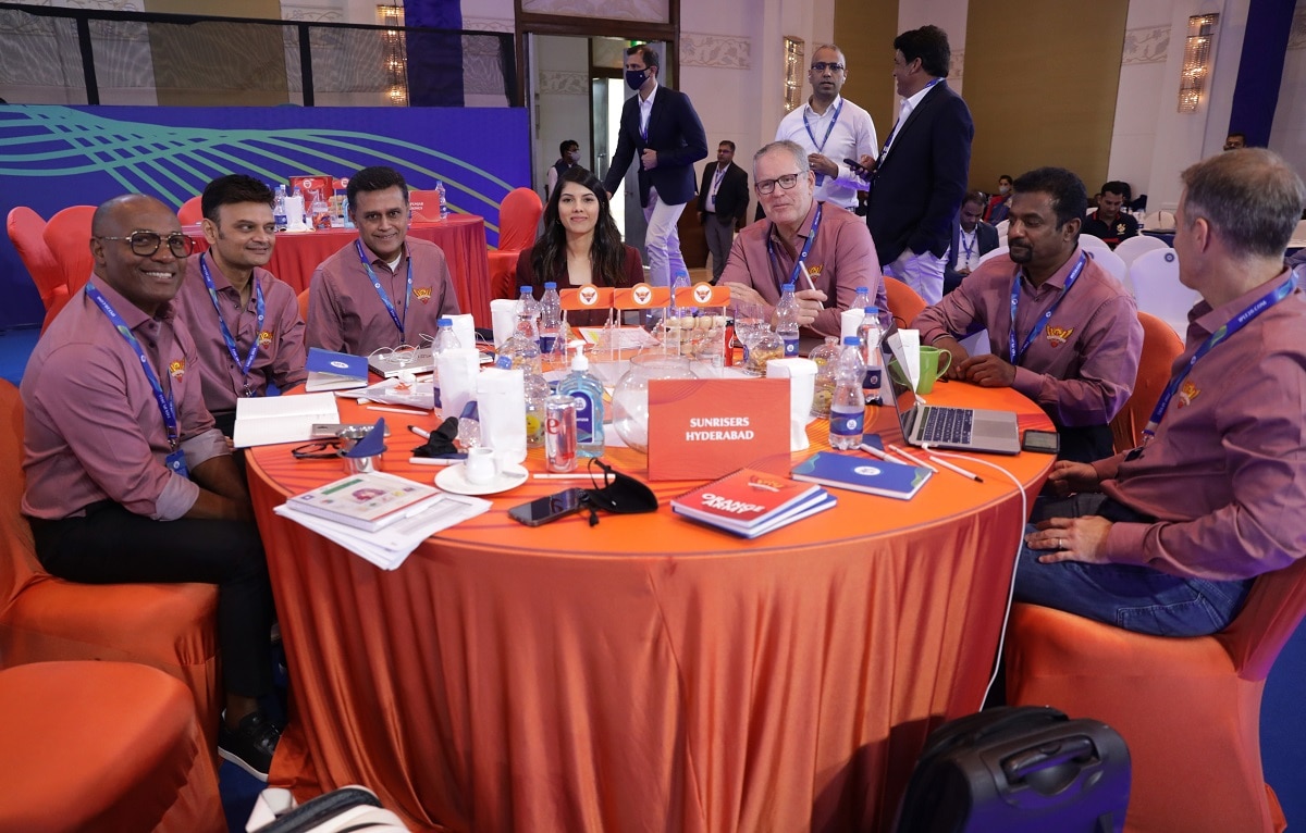 Kaviya with SRH Team