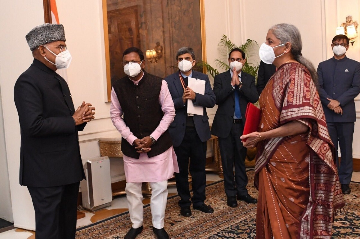 कॉफी कलर की साड़ी में बजट पेशकरेंगी निर्मला