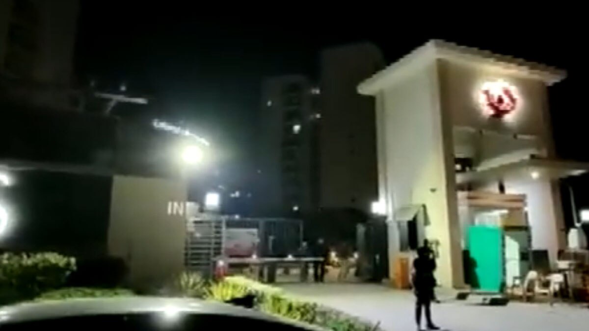 गुरुग्राम के सेक्टर-109 में सोसाइटी का बड़ा हिस्सा गिरा 