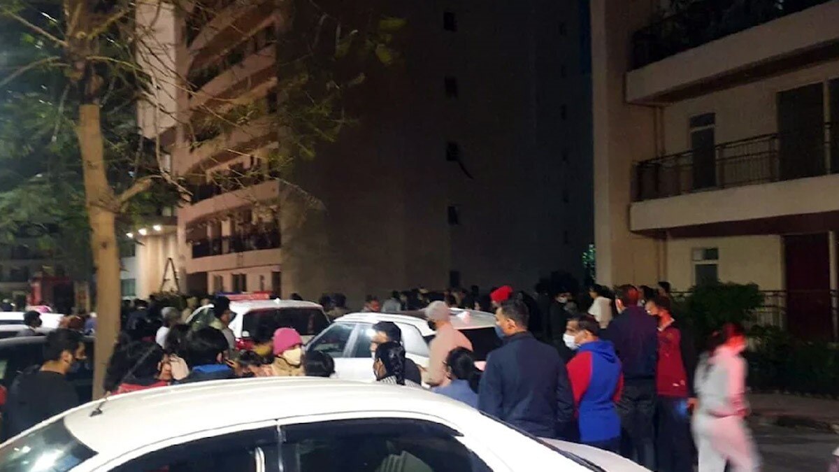  गुरुग्राम के सेक्टर-109 में सोसाइटी का बड़ा हिस्सा गिरा 