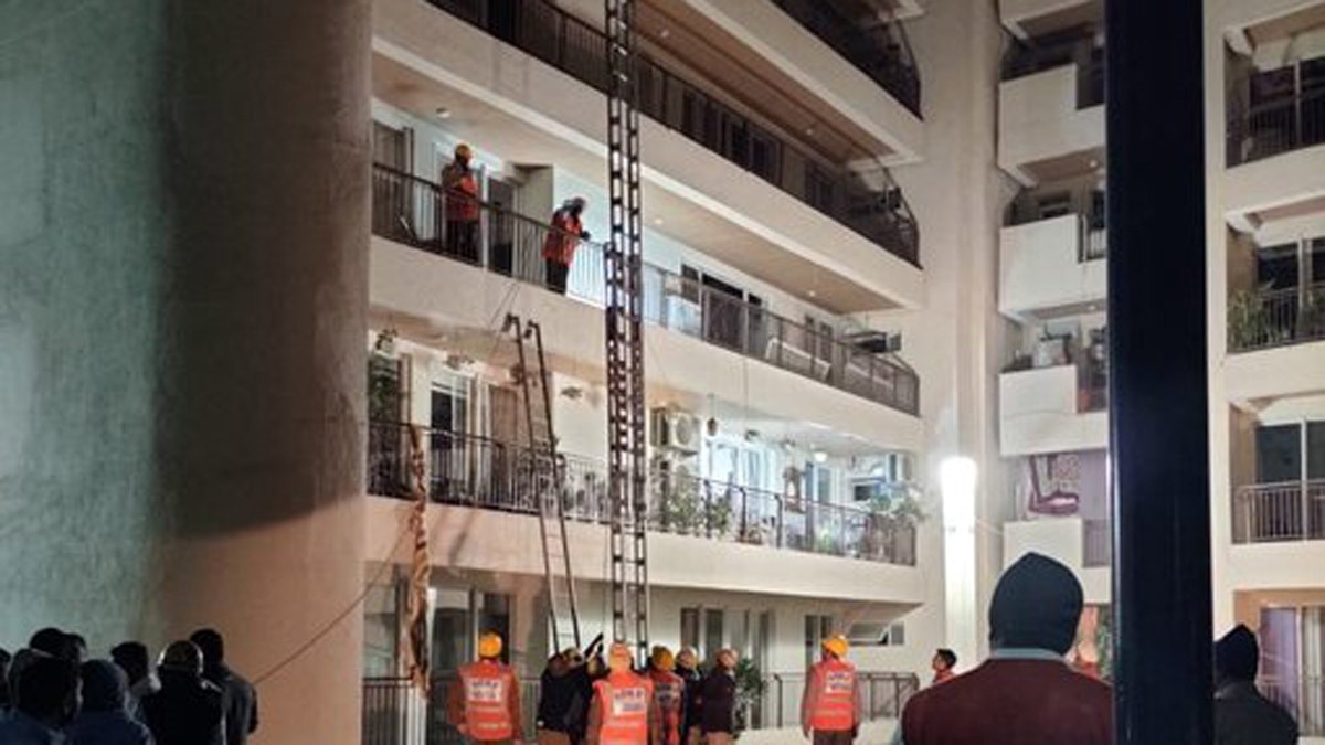 गुरुग्राम के सेक्टर-109 में सोसाइटी का बड़ा हिस्सा गिरा 