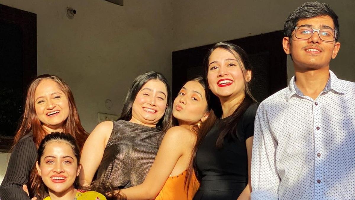 Urfi Javed Family Photos: पांच चुलबुली बहनें, एक भाई और मां, मिलिए उर्फी जावेद की क्यूट फैमिली से