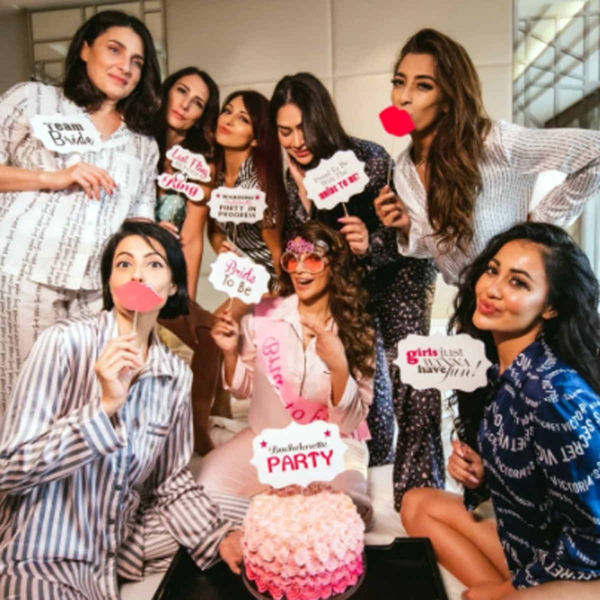 शमा सिकंदर अपने दोस्तों के साथ