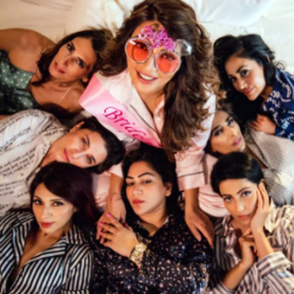 शमा सिकंदर अपने दोस्तों के साथ