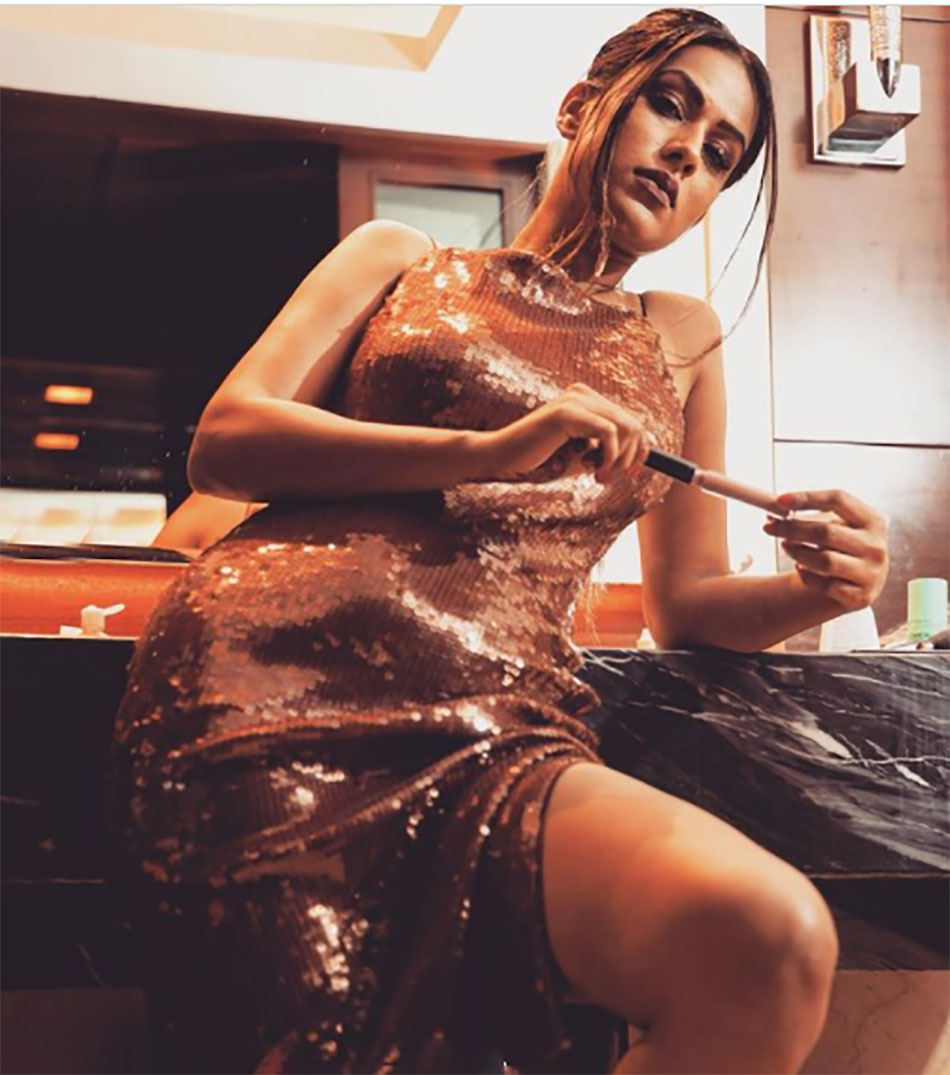  निया शर्मा 