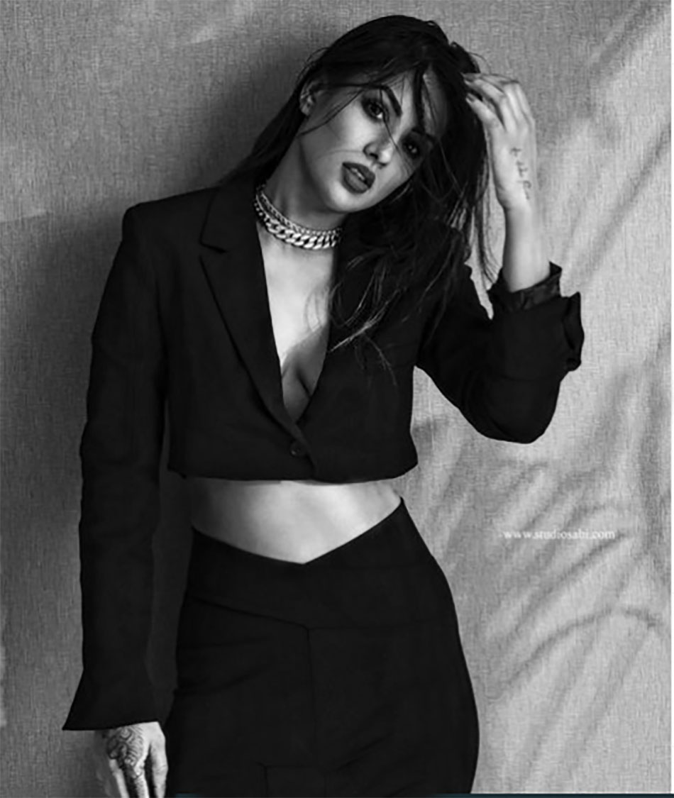  निया शर्मा 