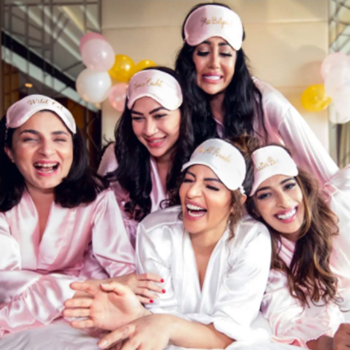 शमा सिकंदर अपने दोस्तों के साथ