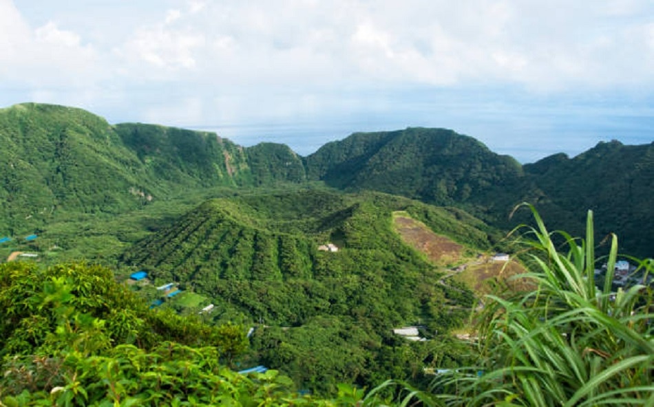 धरती के नीचे और ज्वालामुखी के ऊपर बनी बस्तियां
