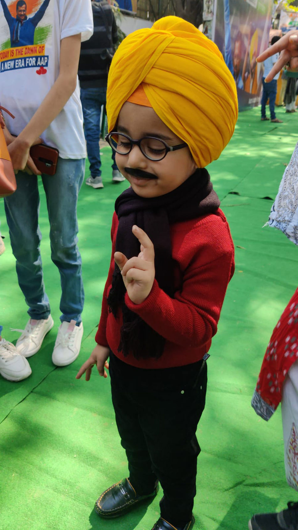 छोटे केजरीवाल आम आदमी पार्टी ऑफिस में 