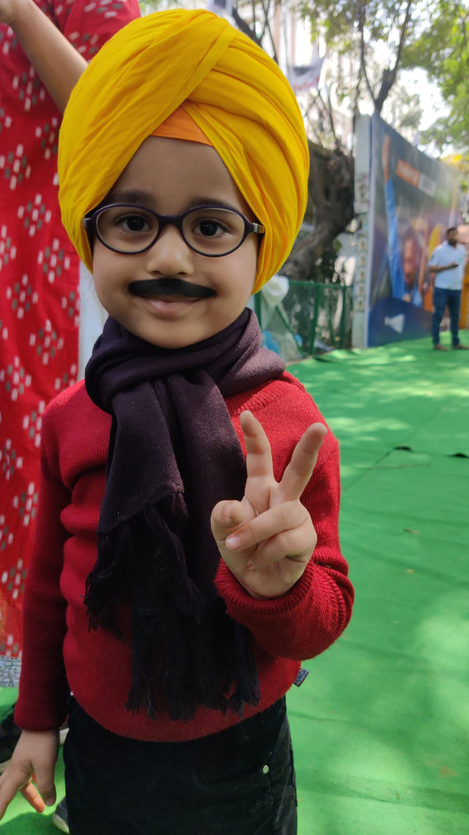 छोटे केजरीवाल आम आदमी पार्टी ऑफिस में 