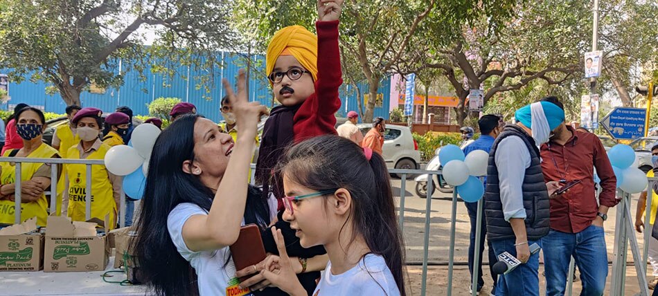 छोटे केजरीवाल आम आदमी पार्टी ऑफिस में 