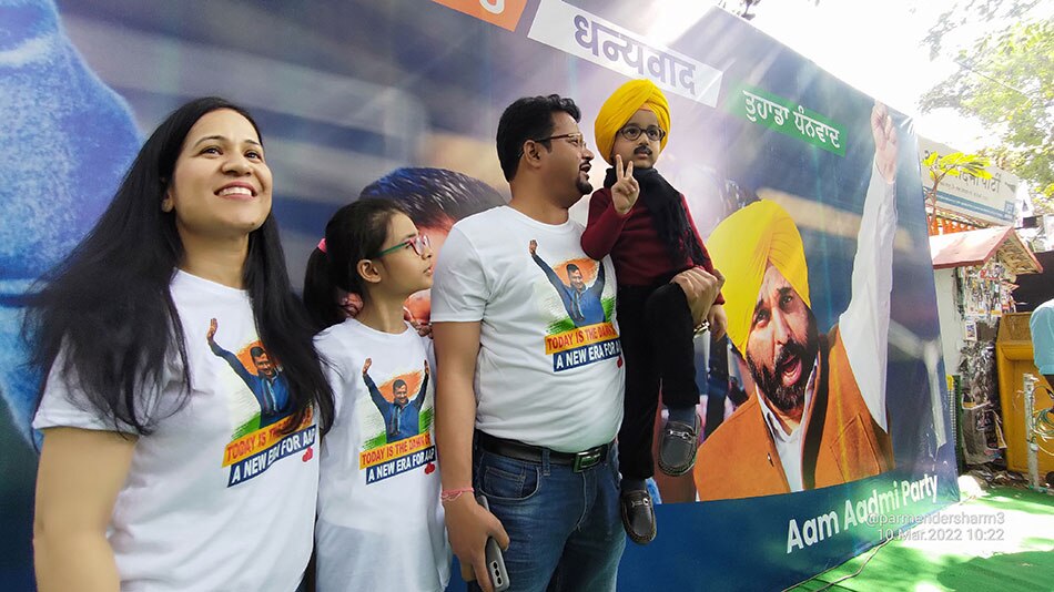 छोटे केजरीवाल आम आदमी पार्टी ऑफिस में 