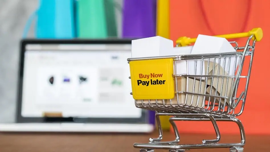 दुकानदारों को दिए क्रेडिट कार्ड