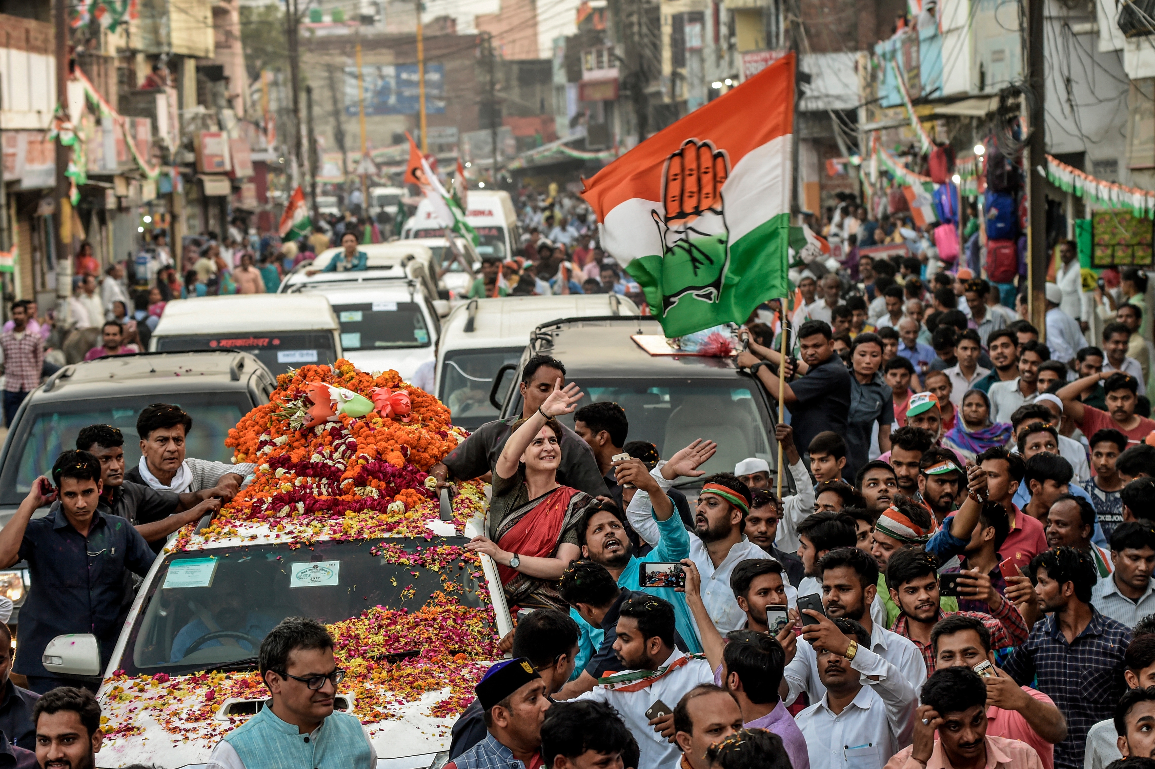 प्रियंका गांधी चलती हैं Volvo से