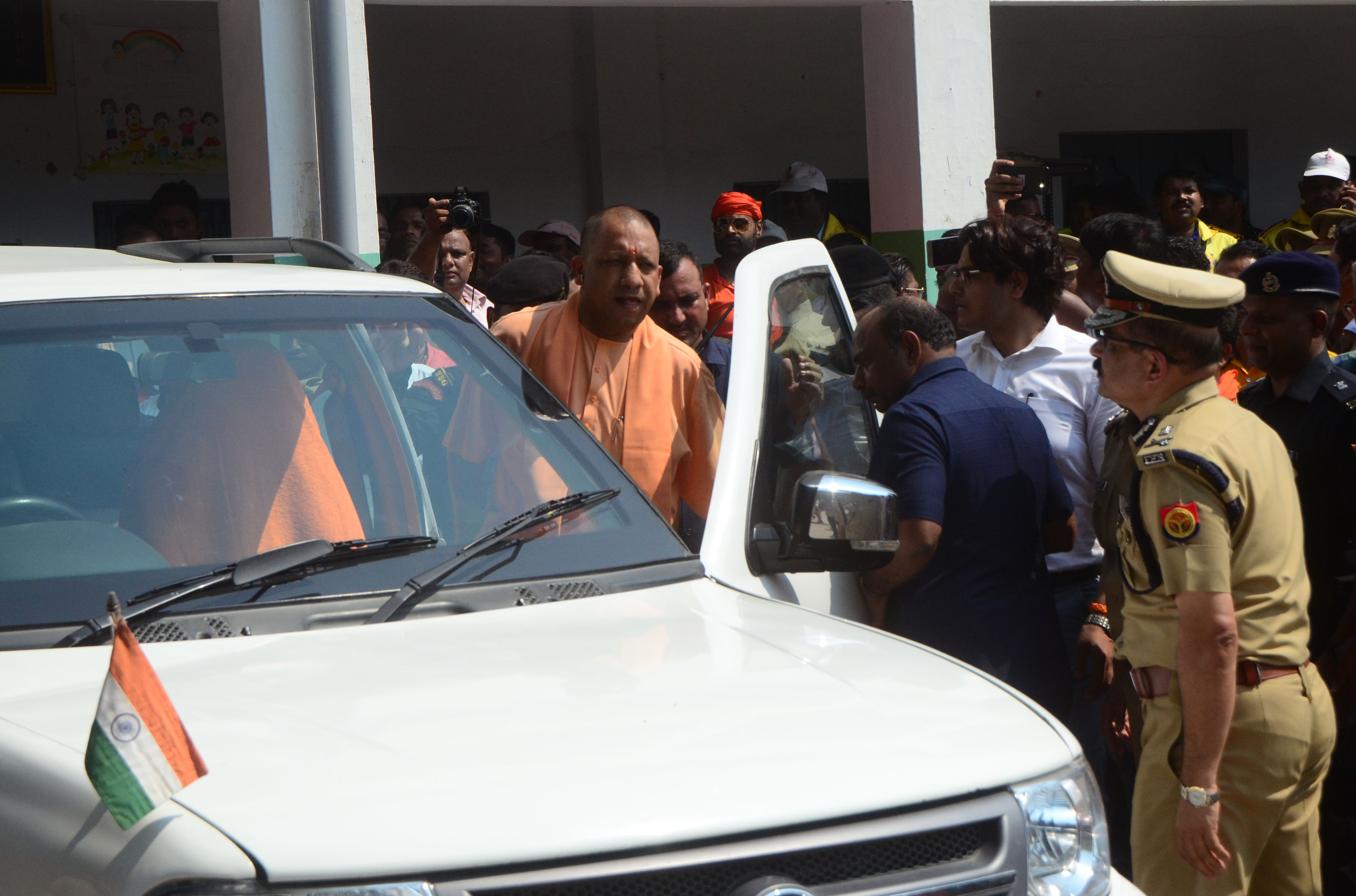 योगी आदित्यनाथ की कार