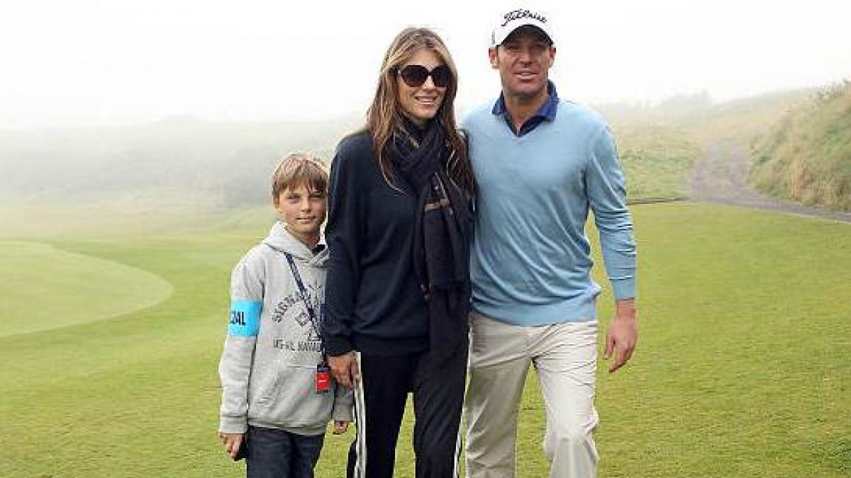 Shane Warne and Elizabeth Hurley (getty)