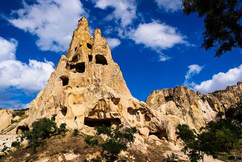धरती के नीचे और ज्वालामुखी के ऊपर बनी बस्तियां