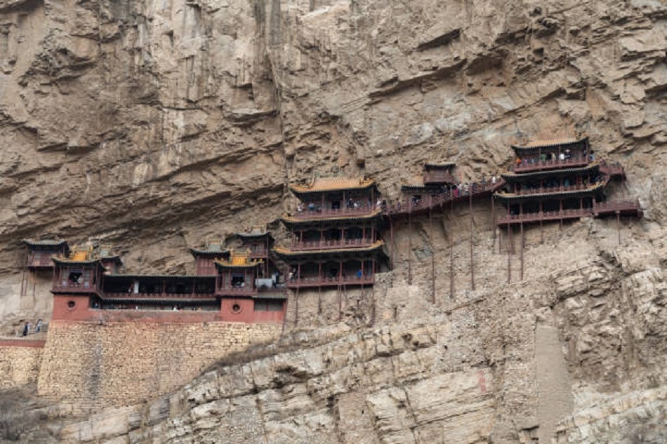 धरती के नीचे और ज्वालामुखी के ऊपर बनी बस्तियां