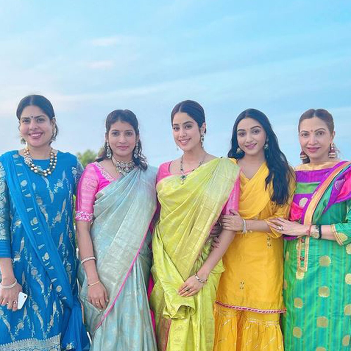 दोस्तों संग जाह्नवी कपूर