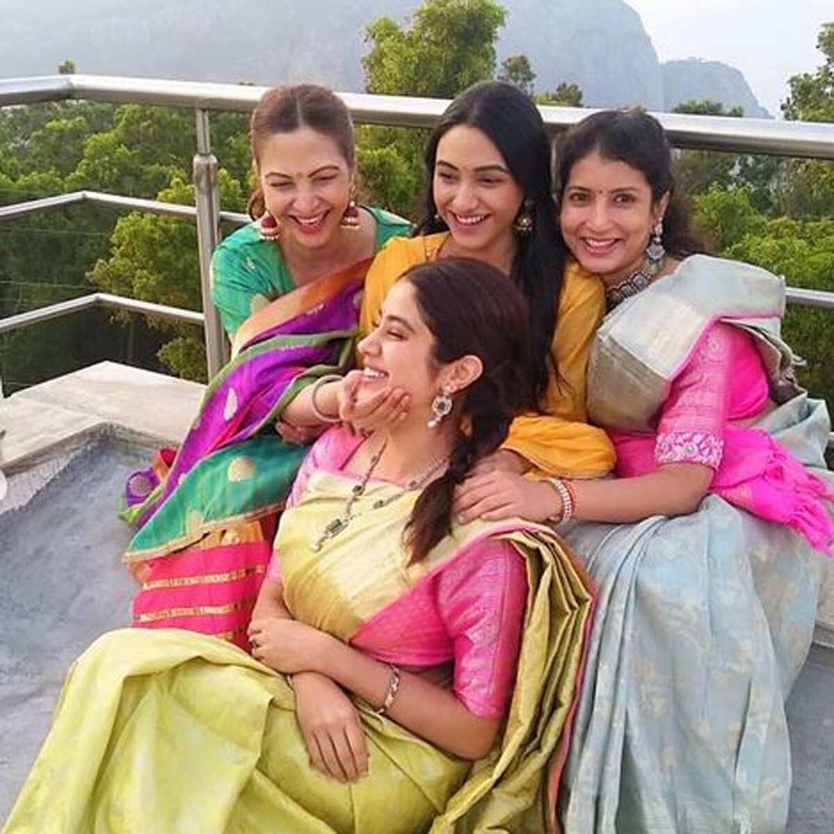 दोस्तों संग जाह्नवी कपूर