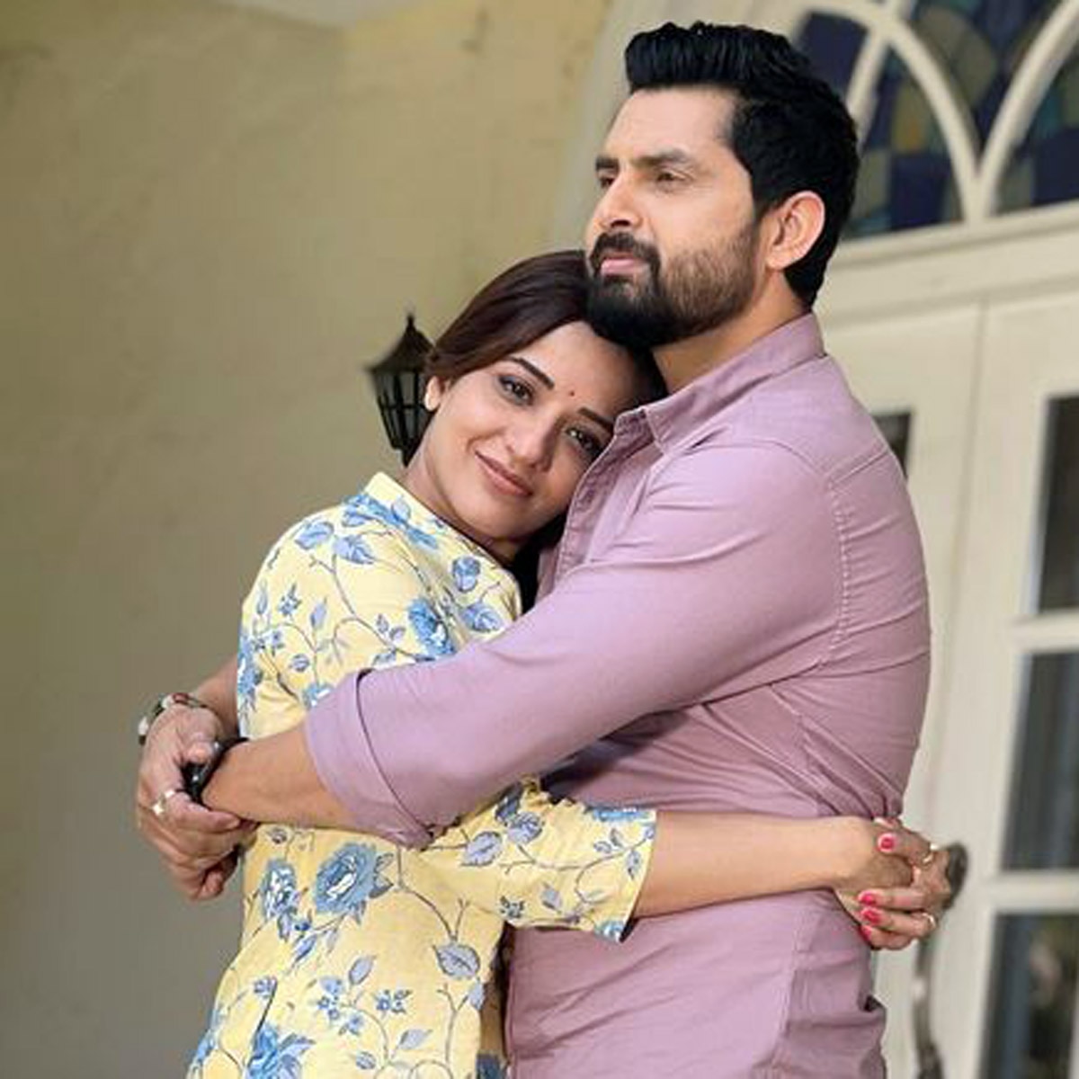 विक्रांत सिंह राजपूत संग मोनालिसा