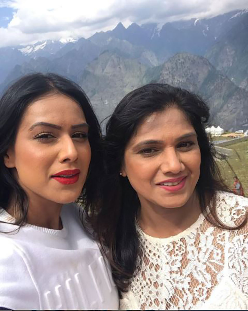 न‍िया शर्मा और उनकी मां ऊषा शर्मा 