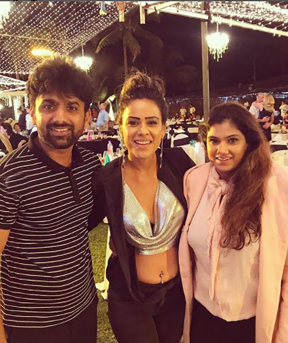 न‍िया शर्मा-भाई विनय शर्मा और उनकी मां ऊषा शर्मा