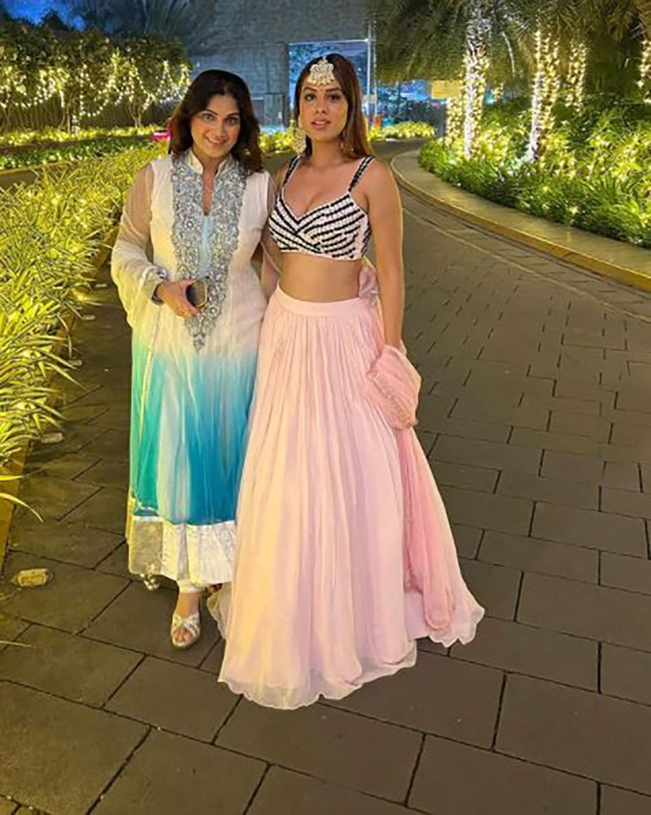 न‍िया शर्मा और उनकी मां ऊषा शर्मा 