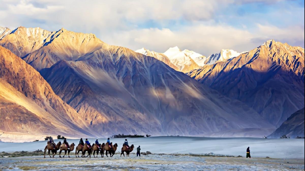 अप्रैल में छुट्टियां ही छुट्टियां! लॉन्ग वीकेंड पर इन 8 जगहों पर बिताएं सुकून के पल (Photo: Nubra Valley, Credit: Getty Images)