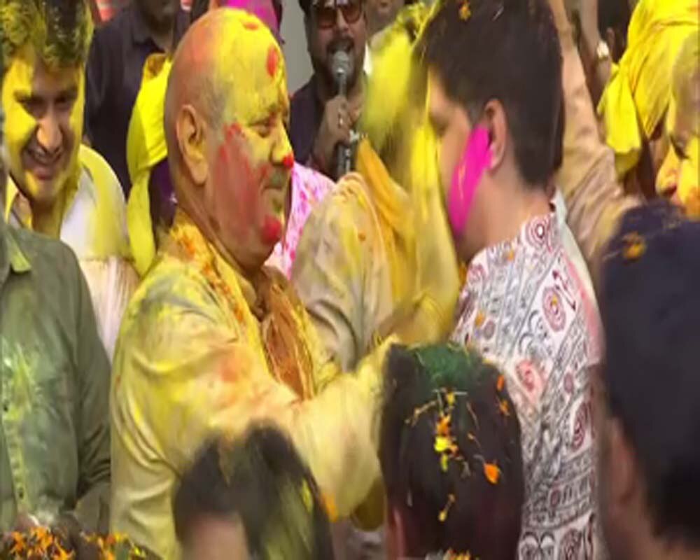 AAP Leader Manish Sisodia Holi Celebration