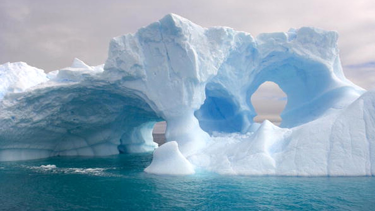 Solid aerosols in arctic atmosphere 