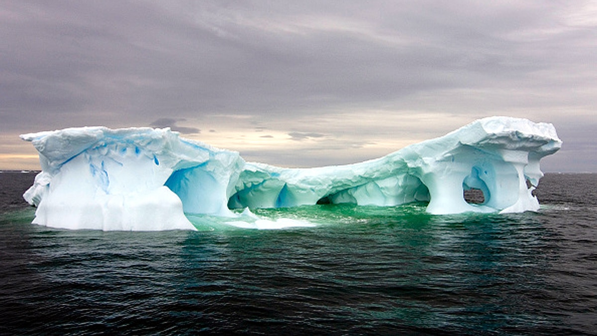 Solid aerosols in arctic atmosphere 