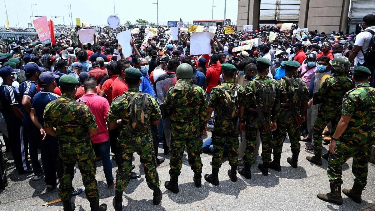 पेट्रोल पंपों पर सेना की तैनाती (Photo: AFP)