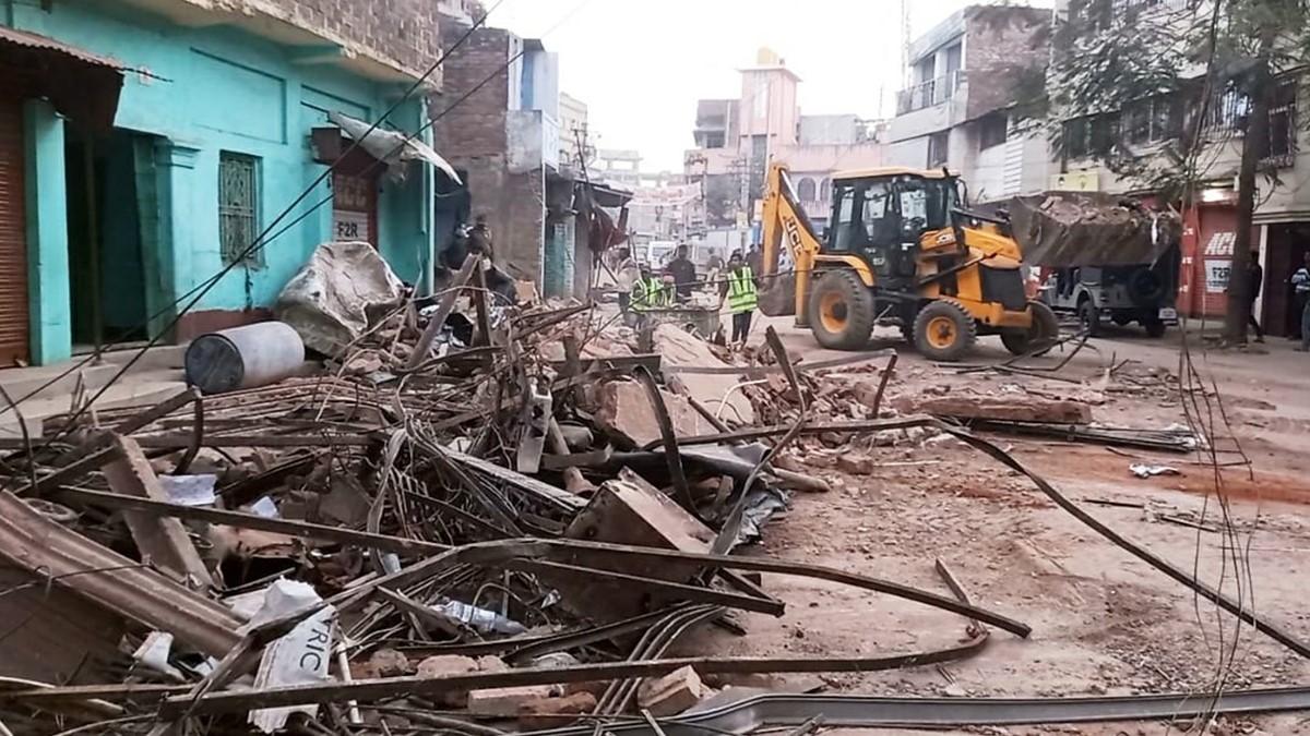 बिहार: 8 मौतों से दहल गया भागलपुर, मलबे से भर गई पूरी सड़क... देखें ब्लास्ट के बाद की तस्वीरें