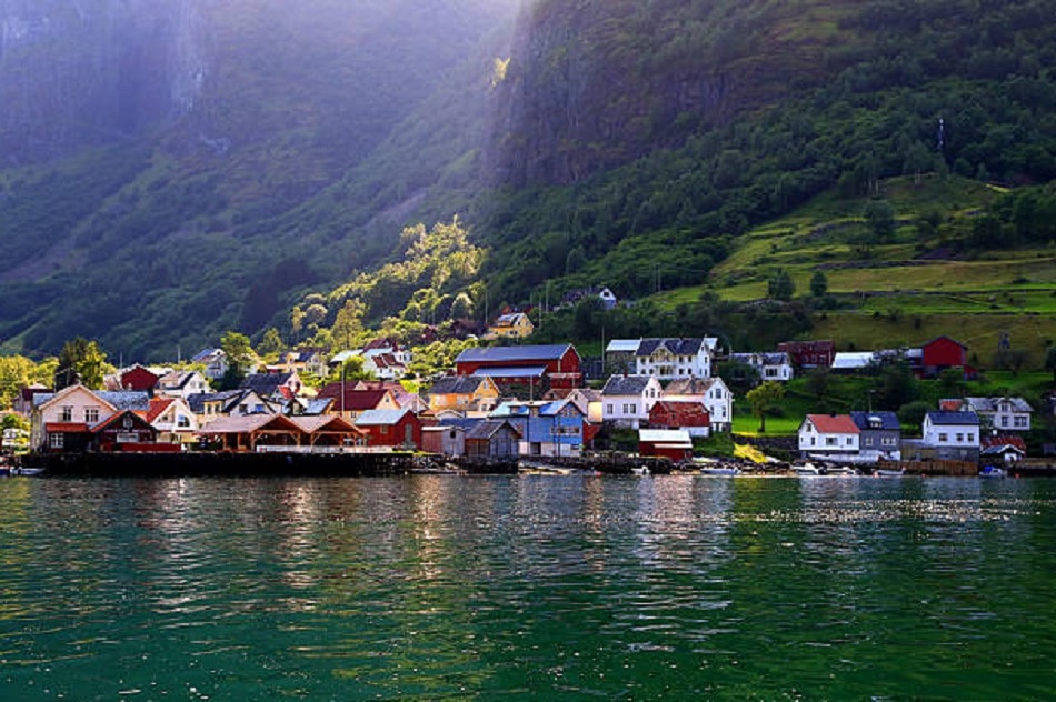 धरती के नीचे और ज्वालामुखी के ऊपर बनी बस्तियां