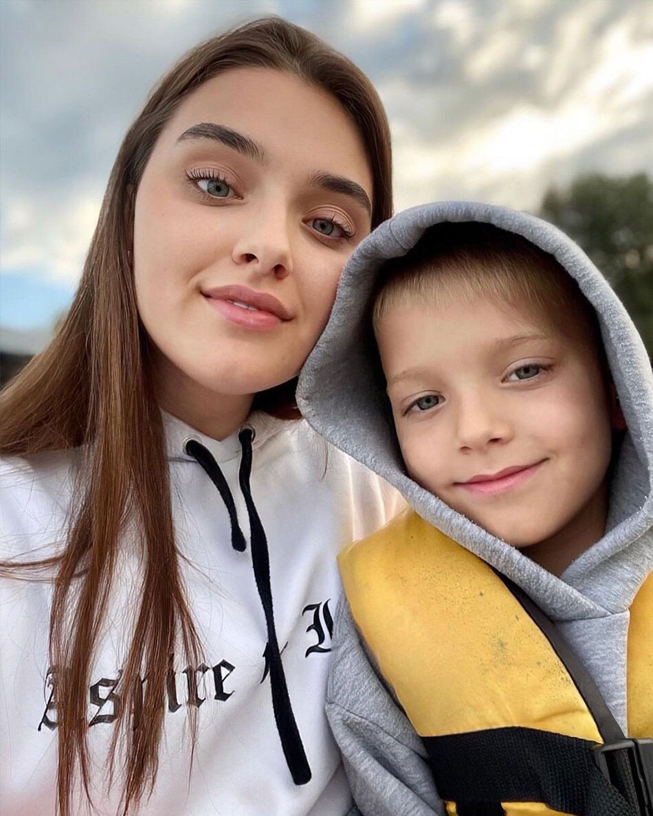Veronika Didusenko अपने बेटे के साथ 
