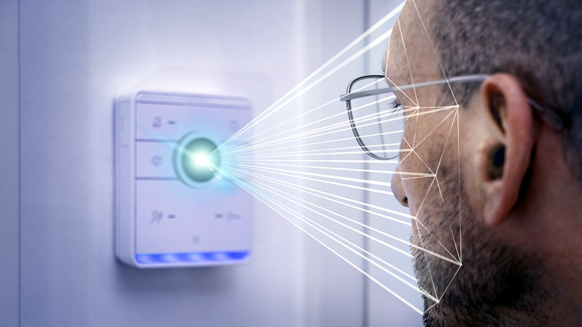 AI camera takes color photo in dark 