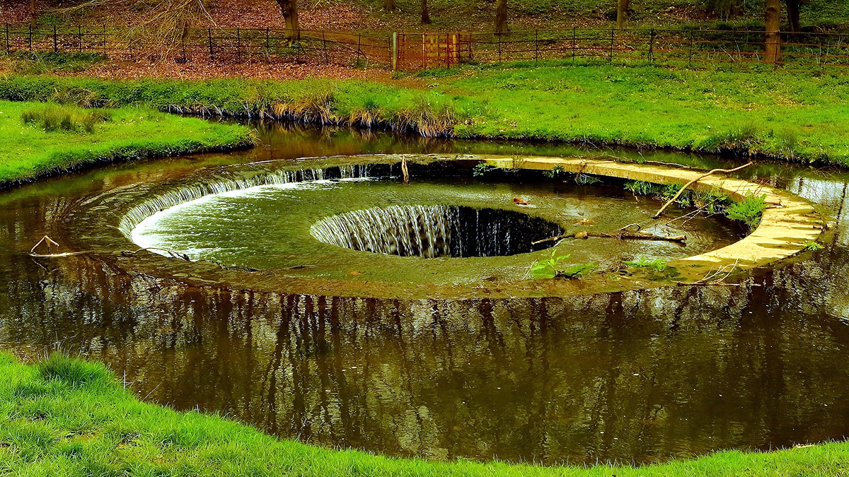 Bizarre whirlpool glory hole