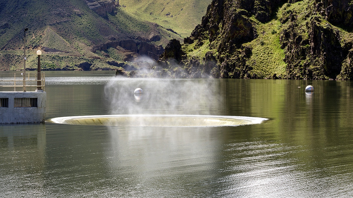 Bizarre whirlpool glory hole