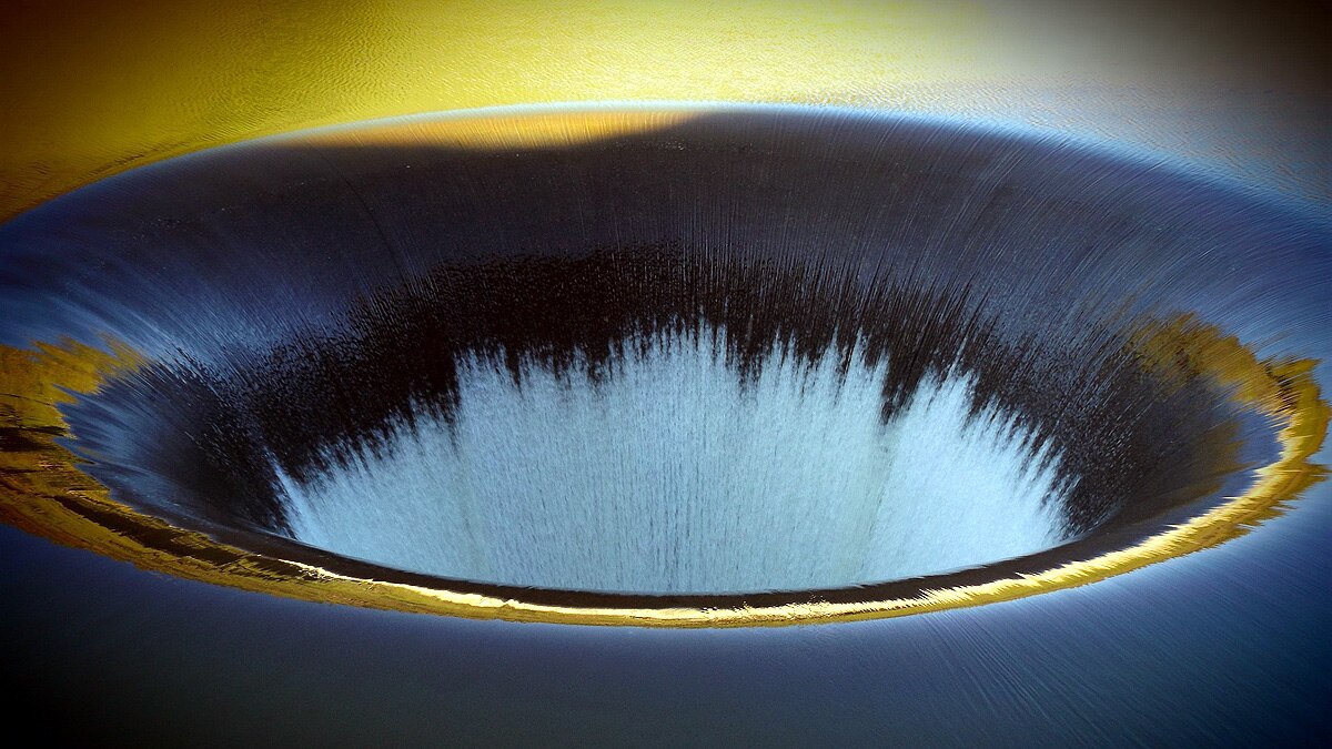 Bizarre whirlpool glory hole