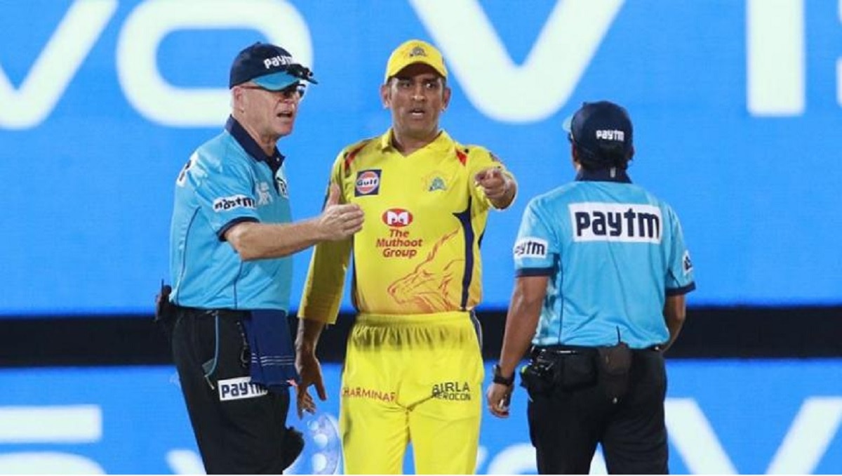 ms dhoni vs umpire