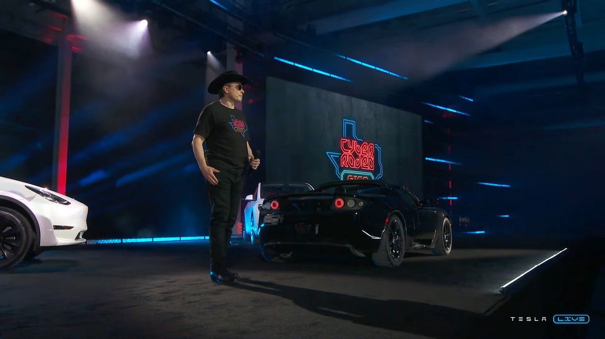 हैट-चश्मे के साथ खुली गाड़ी में एंट्री